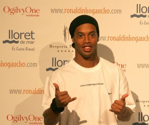 Ronaldinho joaca la OgilvyOne