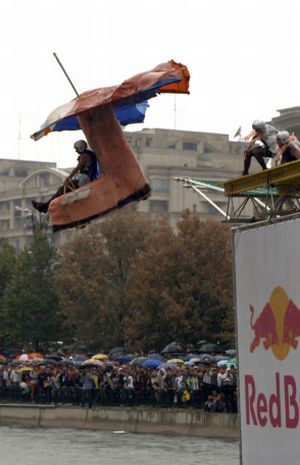 Headvertising a dat aripi Red Bull Flugtag Romania 2005