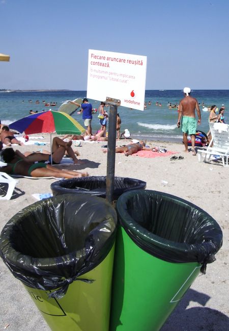 Vodafone România a scos din nisip 56 de tone de gunoi