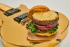 HARD ROCK CAFE lanseaza Steak Burger, favoritul fiind 24 Karat Gold Leaf Steak Burger, care va genera donatii catre Asociatia S.O.S Satele Copiilor