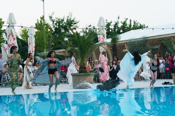 POOL FASHION SHOW 2025, un eveniment Avanpremiere by Alin Gălățescu, a reunit designeri talentați care și-au prezentat noile creații de sezon
