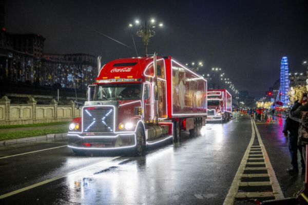 Godmother a semnat creația și implementarea campaniei Caravana Coca-Cola de Crăciun ,,Atelierele de Magie Coca-Cola 2025”