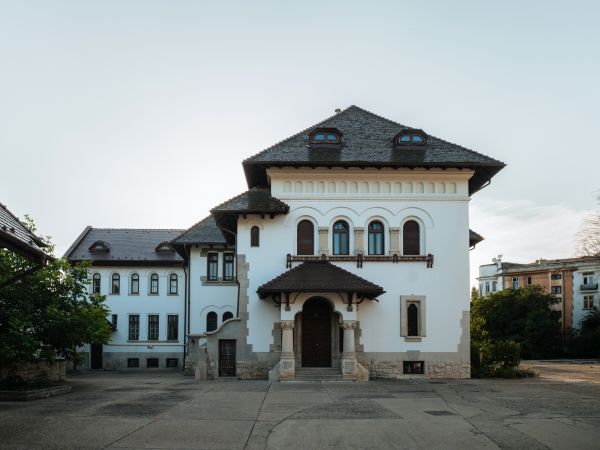 Casa Vintilă Brătianu, monument istoric din centrul Bucureștiului, găzduiește „Fire de lumină - Colind. Rădăcini. Poveste.” 