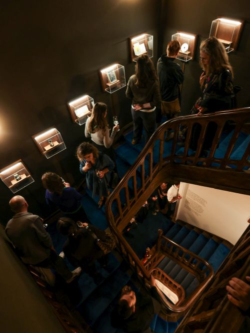 Pregătită timp de 7 luni, expoziția ”Întâlniri. Sau cum se naște o lume nouă”, de la Mița Biciclista – Stabiliment Creativ s-a deschis publicului cu povești ce traverseaza decenii