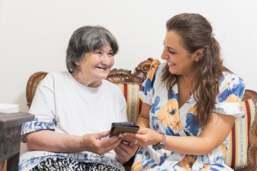 Peste 11.600 de apeluri la Telefonul Vârstnicului în 2025 și 5.700 de seniori sprijiniți la nivel național. 