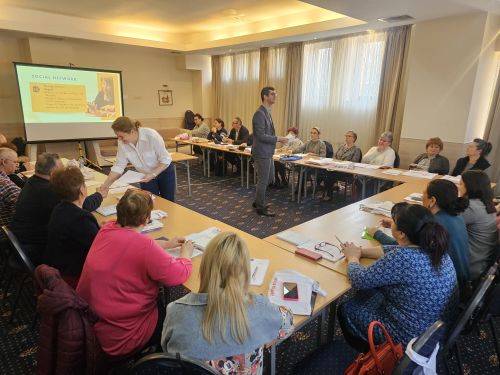 Peste 1.000 de seniori au dobândit abilități digitale prin proiectul Conectăm Generații în Lumea Digitală inițiat de Fundația Regală Margareta a României