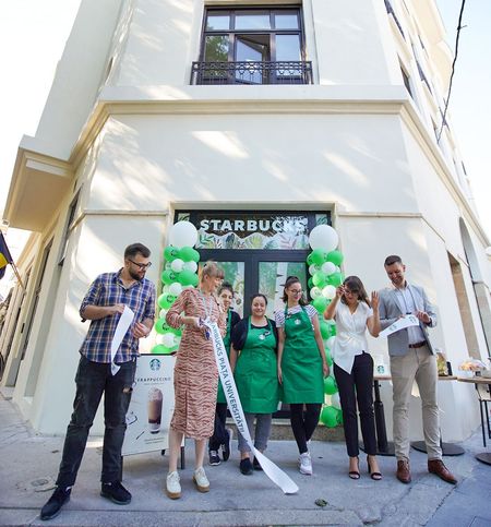 Pe fondul mentinerii restrictiilor in spatiile din restaurante, Starbucks continua cu o noua locatie stradala. Piata Universitatii din Bucuresti