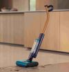 Dyson lansează Clean+Wash Hygiene™, aspiratorul inteligent care aspiră și spală simultan