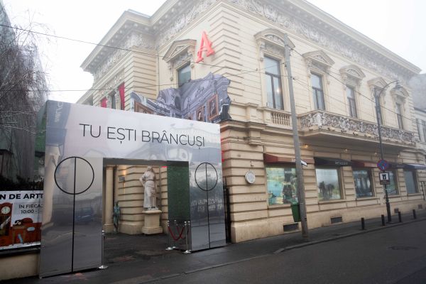 În oglinda-gigant „Poarta sărutului”. Artmark și Centrul de Cercetare, Documentare și Promovare „Constantin Brâncuși” din Târgu Jiu lansează „Tu ești Brâncuși!