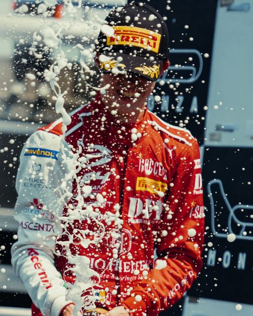 Cu 8 podiumuri în 9 curse ale sezonului, pilotul român David Cosma Cristofor, printre favoriții etapei de la Mugello a Campionatului Italian de Formula 4