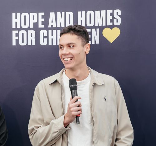 David Popovici aplauda Raiffeisen Bank si Hope and Homes for Children România pentru o noua casa familiala destinata copiilor si tinerilor vulnerabili