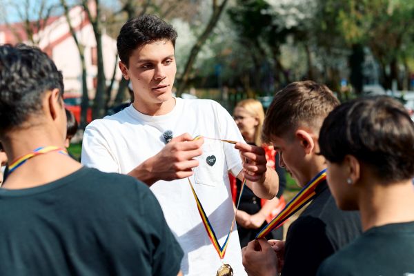 David Popovici lansează campania de donații ”Niciun copil nu ar trebui să simtă că e singur” pentru copiii în grija Hope and Homes for Children România