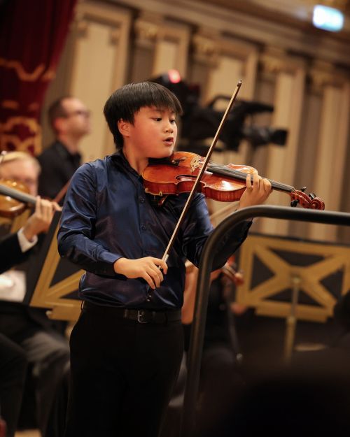 La doar 11 ani, violonistul Jayden King devine cel mai tânăr câștigător din istoria Concursului Internațional George Enescu