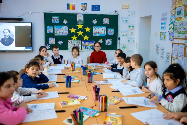 Educația schimbă destine: 700 de copii au finalizat cu succes anul școlar datorită sprijinului oferit de Fundația Regală Margareta a României
