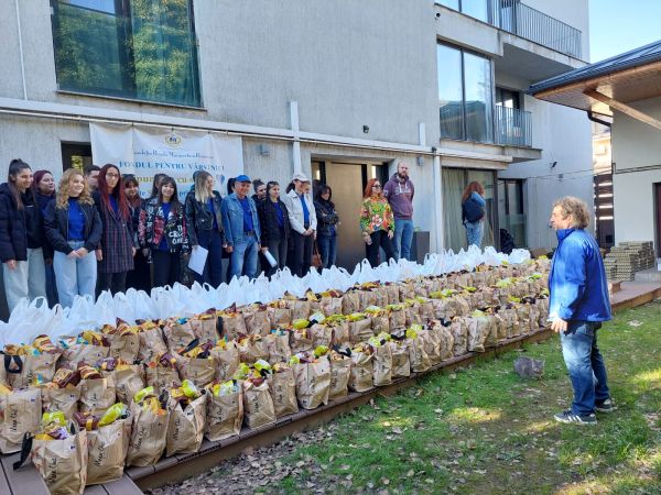 ,,Singurătatea doare. Împreună o putem vindeca!”. De Paște, Fundația Regală Margareta a României este alături de 900 de vârstnici singuri 