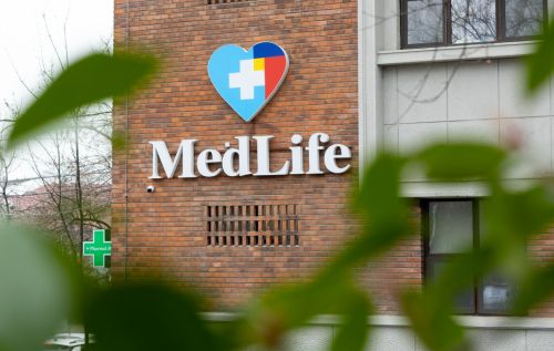 Cu 50% cota de piata din abonamentele medicale, MedLife raportează pe T1, 2026, o cifră de afaceri consolidată pro-forma de 856 milioane RON, în creștere de 10% comparativ cu T1, 2025 