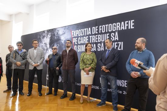 Fotografii care pot fi atinse și ascultate. „World Unseen” s-a deschis la Muzeul Judetean Buzău, transpuse în relief cu ajutorul tehnologiei Canon