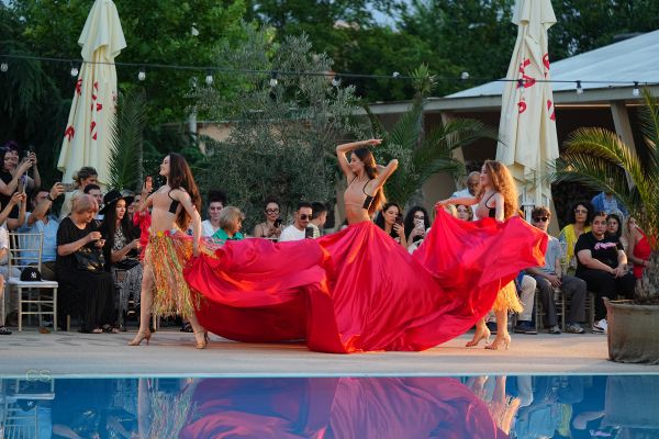 „Visul unei nopți de vară” POOL FASHION SHOW 2026 a adus pe podium garderoba ideală de vacanță semnată de 13 designeri români 
