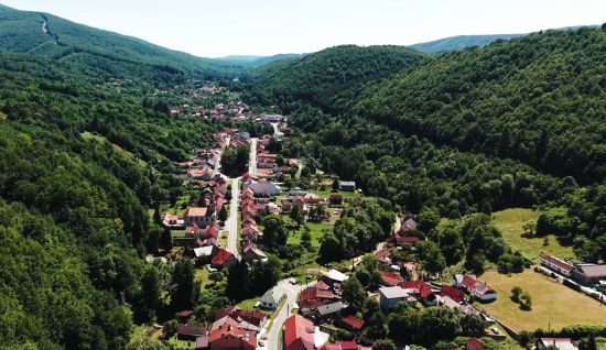 Noua serie documentară „Cine ascultă o casă?” este dedicata Văliugului, patrimoniului rural din zona Toplița, Oraviței, Secuimii și Roșiei Montane